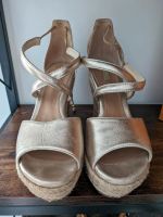 Ugg Sandalen Keilabsatz 39 gold Nordrhein-Westfalen - Overath Vorschau