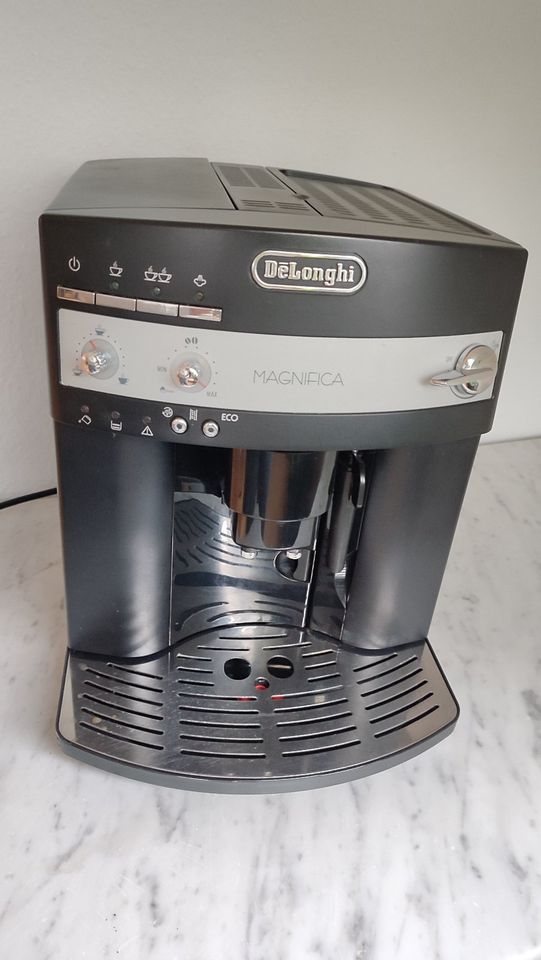 Kaffeevollautomat Delonghi Magnifica Esam 3000B in Hohenstein