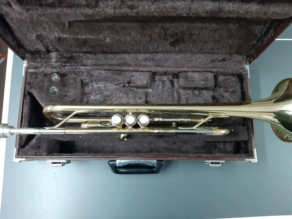 Yamaha Trompete YTR 2320E in Mendig