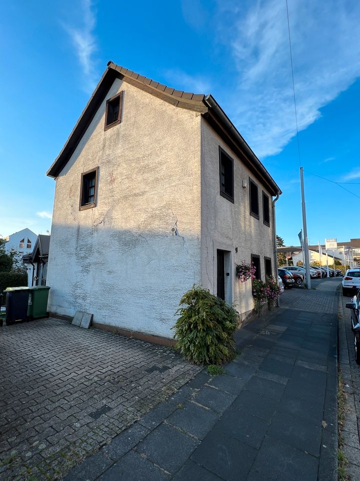 SIEGBURG, zentral gelegenes Einfam. Haus mit ca. 145 m² WNfl., Garten, Terrasse, Pool und Stellplatz in Siegburg