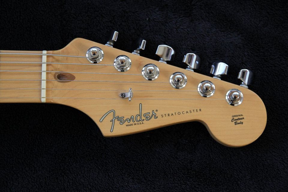 Fender American Standard Stratocaster 3-Tone-Sunburst in Kasel