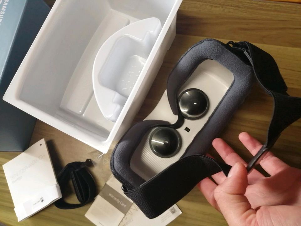 Samsung Gear VR Virtual Reality Brille weiß in Morsbach