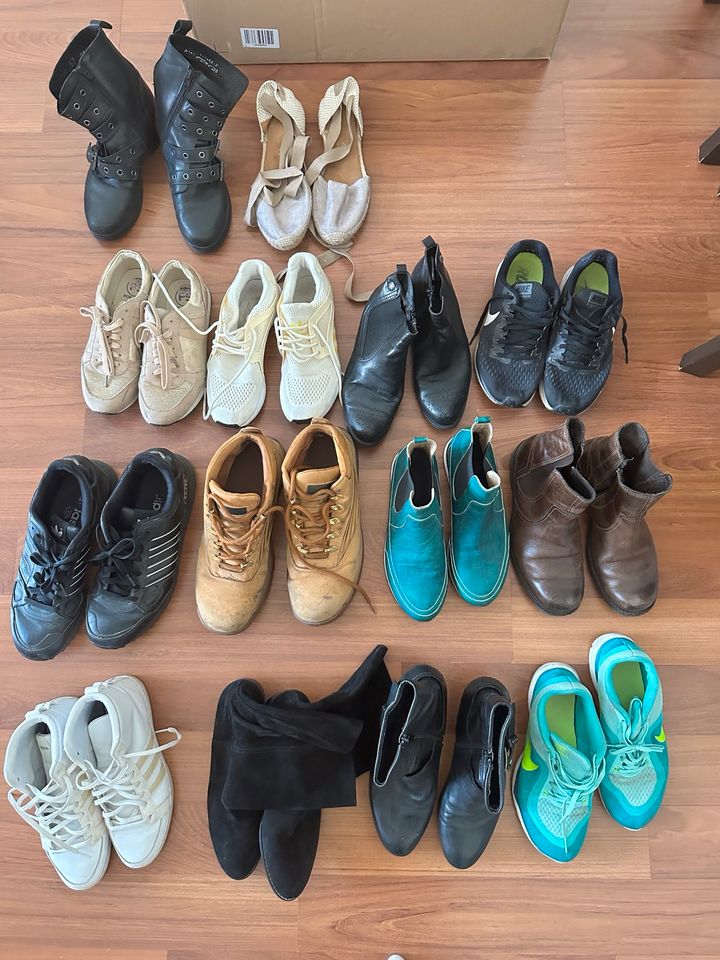 Diverse Schuhe, Lederschuhe Schuhsammlung. Alles in einer Kiste. in Berlin