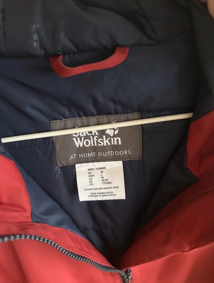 Jack Wolfskin Herren Jacke in Rot in Mainz