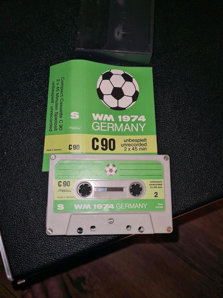 Audiocassetten WM 1974 grün Sammler in Großefehn