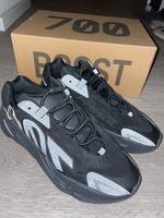 Yeezy 700 mnvn triple-black (Größe US 10.5 / EU 44 2/3) Bayern - Bayreuth Vorschau
