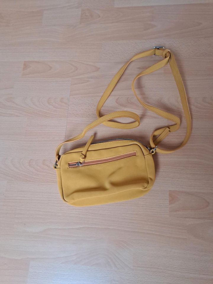 ungetragen Tamaris Handtasche gelb in Grünberg