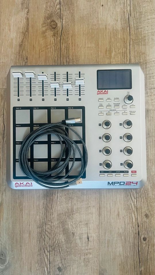 AKAI MPD 24 USB Midi Professional in Neuenstadt