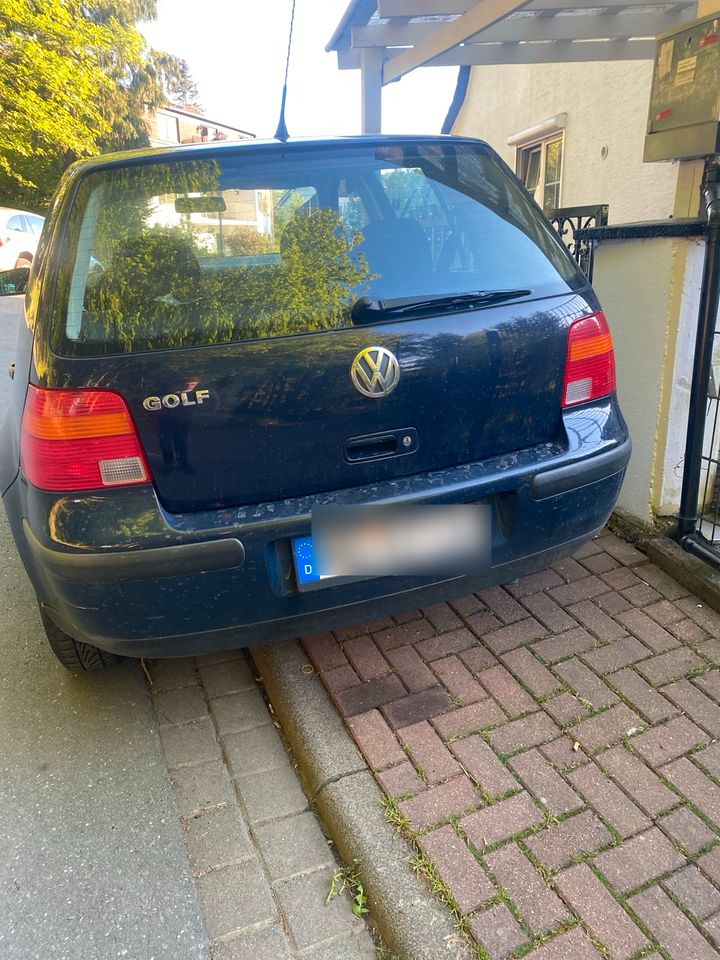 VW Golf 4 blau in Weilrod 