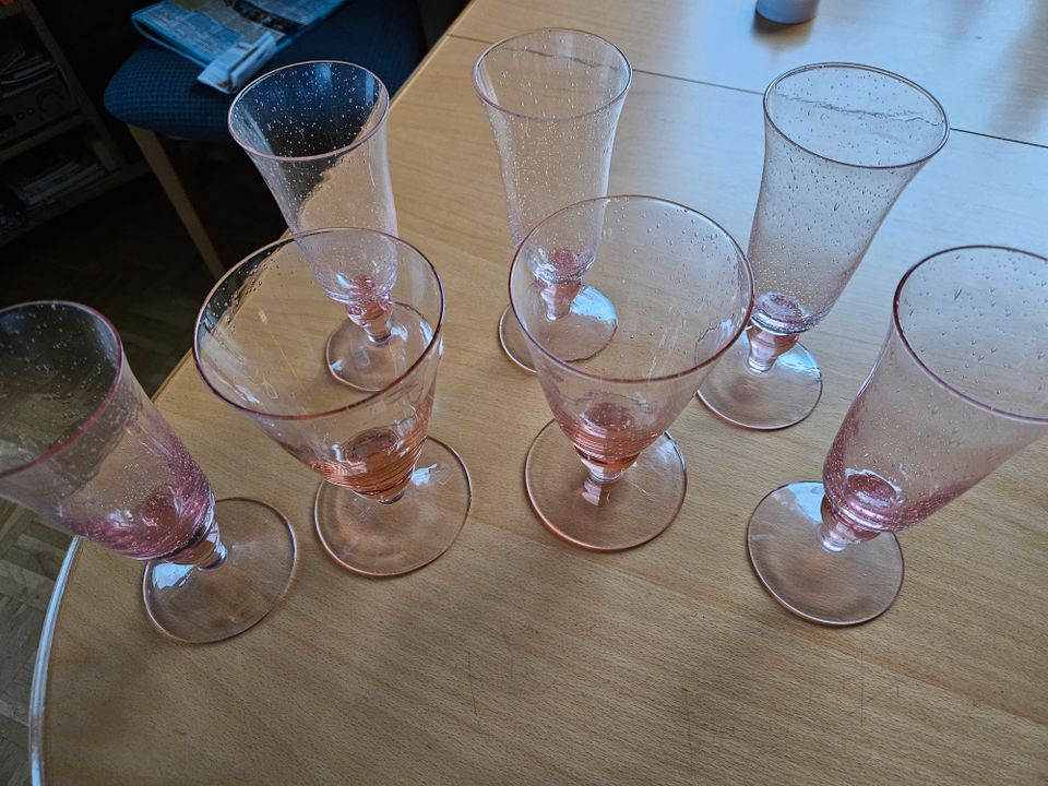 7 rose-farbene, gesprengelte Gläser in Braunschweig