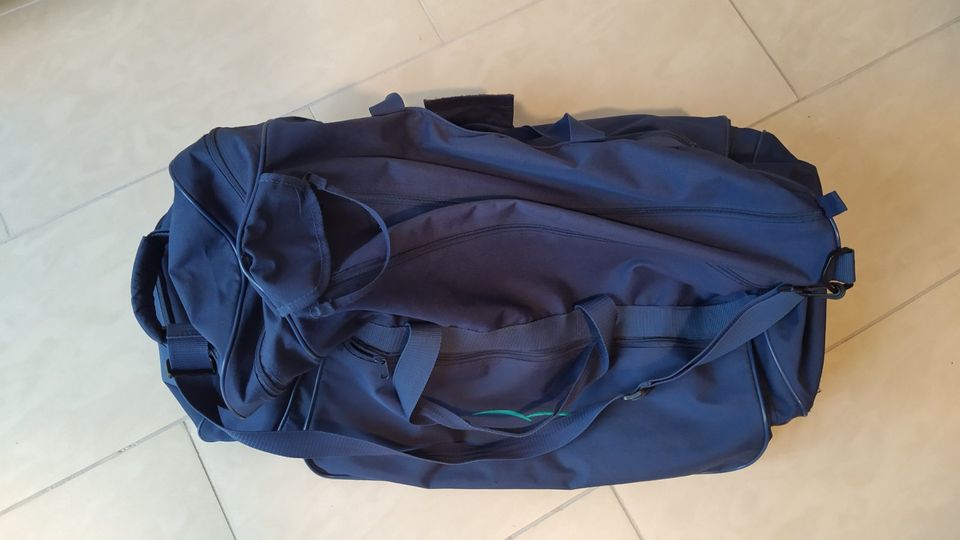 Reisetasche Weekender blau Rollen Sporttasche viele Fächer in Olfen