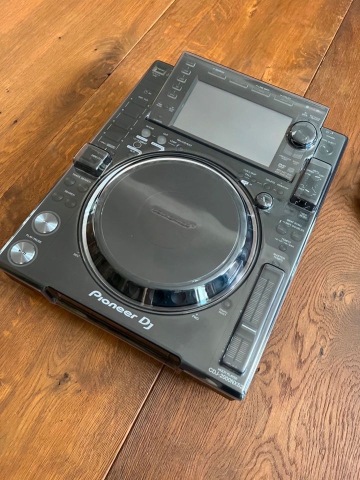 Pioneer CDJ 2000 Nexus 2 mit Decksaver in Berlin