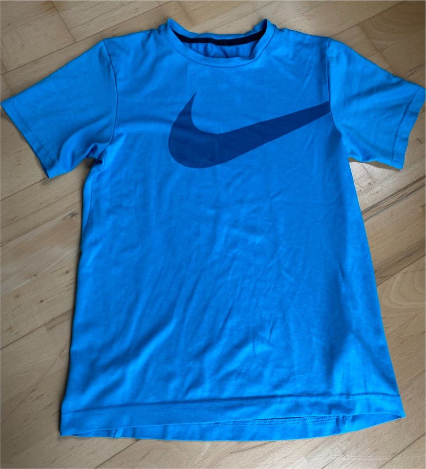 NIKE Sport Shirt Trikot Jungen Gr. L/147-158 blau in Brunnthal