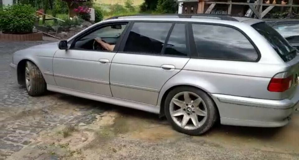 BMW 5er E39 Verzurröse Kofferraumboden SCHWARZ Chrom mit Schraube in Wetter (Hessen)