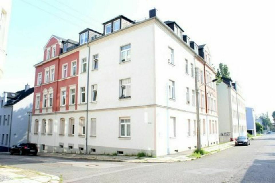 Moderne, helle und gut geschnittene Drei-Raum-Wohnung im Dachgeschoss in Chemnitz