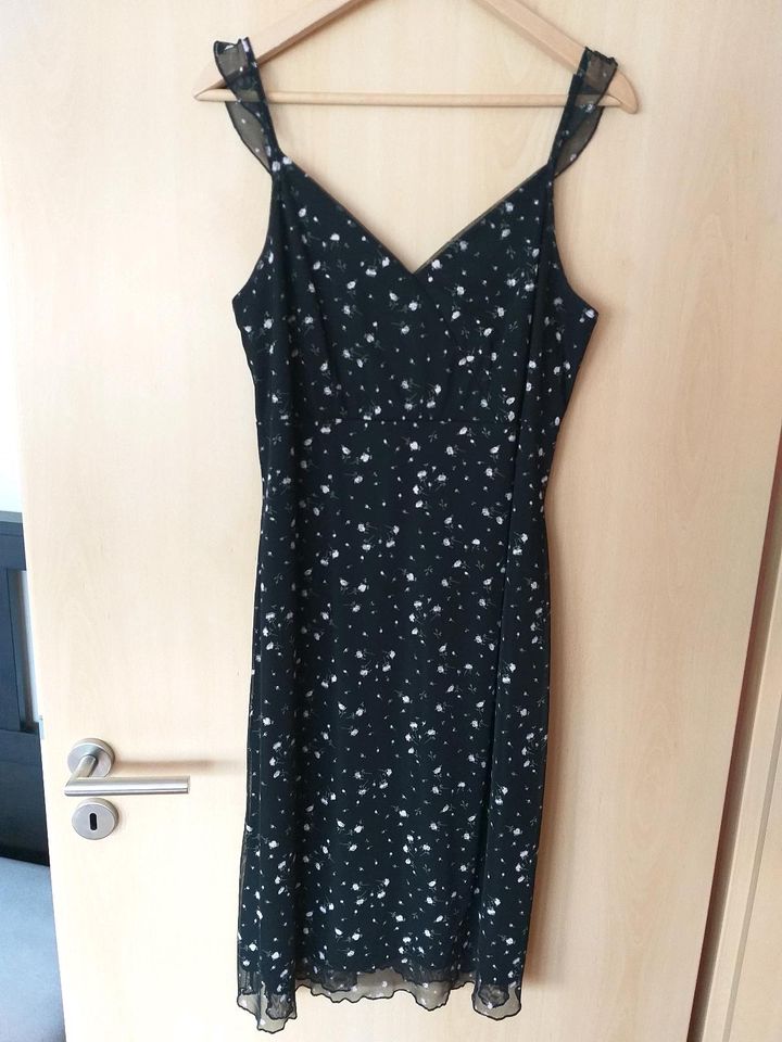 Elegantes Kleid in schwarz mit feinen Rosenmotiv Größe 44 - neu in Buchen (Odenwald)