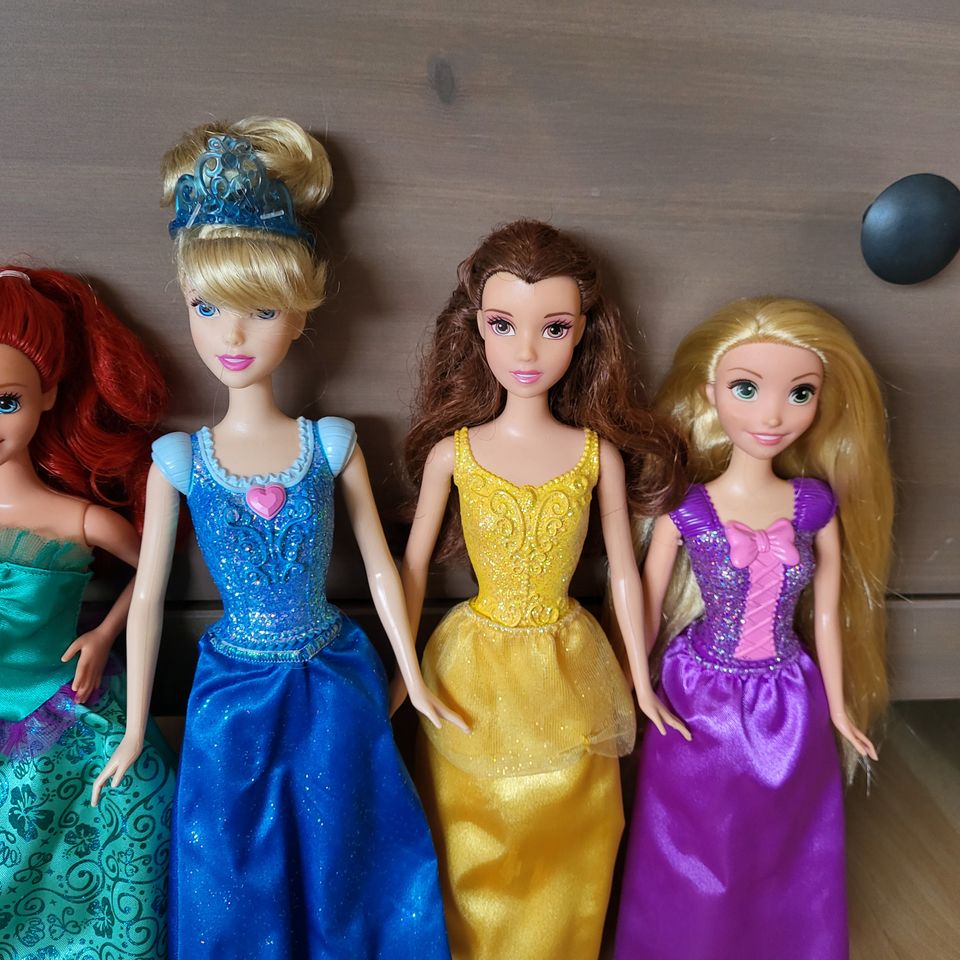 Barbie Puppe Mattel Kleid Kleidung Disney Prinzessin Set 5 Puppen in Kaiserslautern