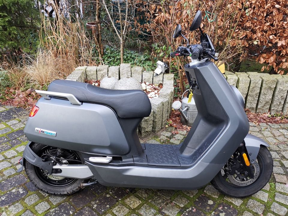 NIU N Sport 45 km/h E Roller E Scooter 1.500 Watt 29 Ah Akku in Hamburg