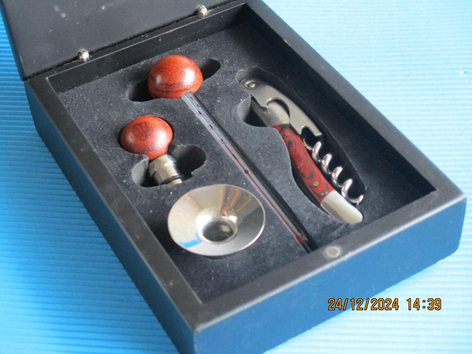 Weinflaschen  Korkenzieher  Kellnerbesteck  Weinthermometer Set in Weissach