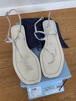Prada Zehensandalen silber neu Größe 42 Hessen - Hofheim am Taunus Vorschau