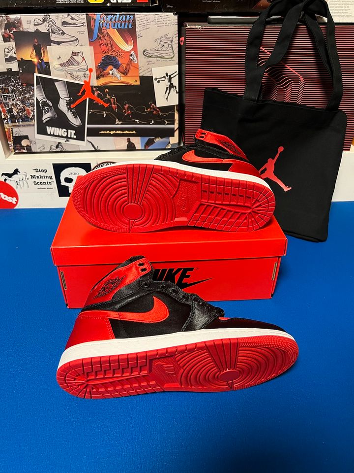 Wmns Jordan 1 Retro High OG Satin Bred | US 9.5/ EU 41 in Berlin