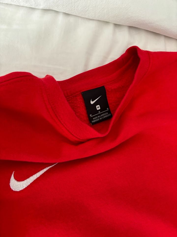 Nike Sweater Gr. M rot in Urbach