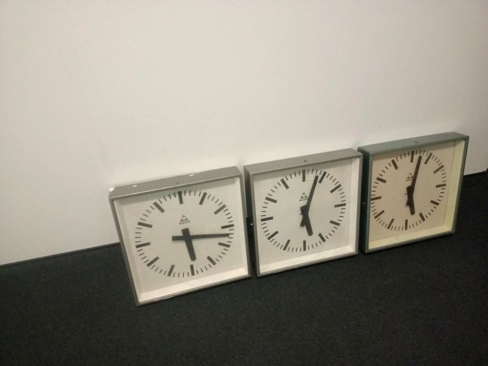 Drei Original historische DDR elektronische Blech Uhr in Berlin