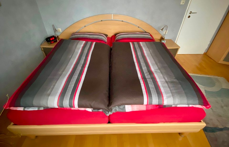 Doppelbett 1.90 x 2 m, mit 2 Schränkchen, top Zustand in Waiblingen