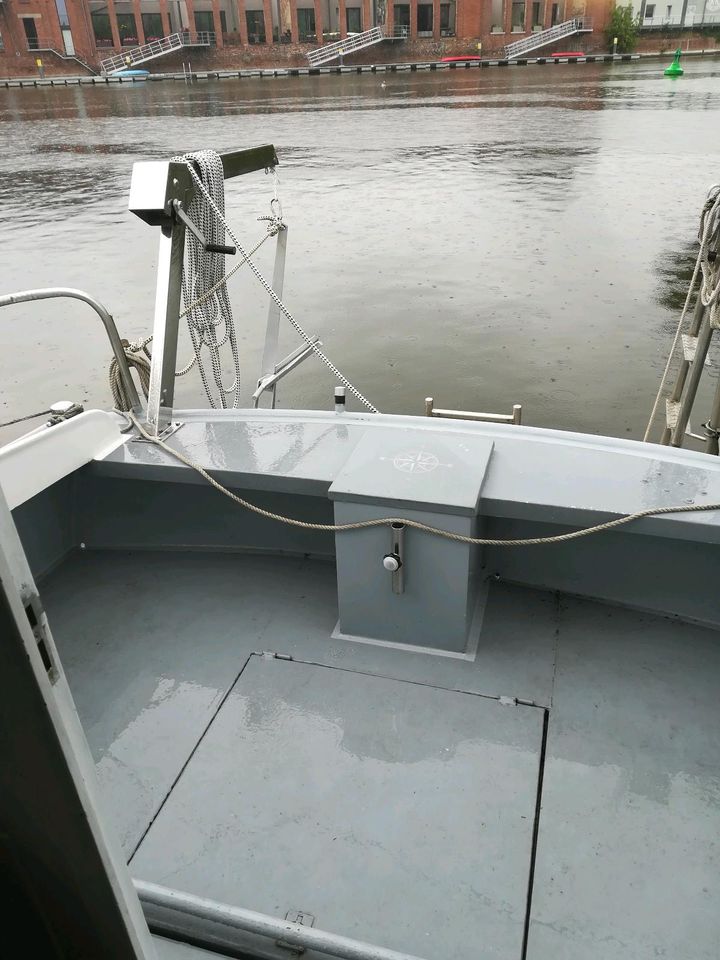 Kajütboot aus Stahl mit Solaranlage in Nauen