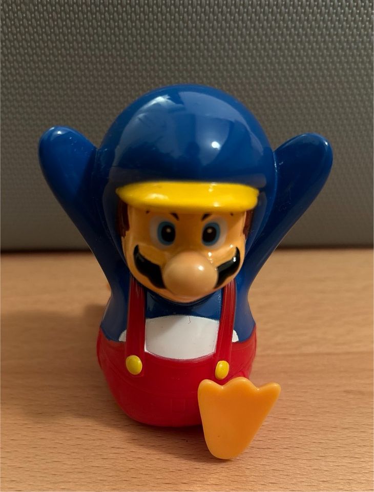 Super Mario Figur auf Rollen in München