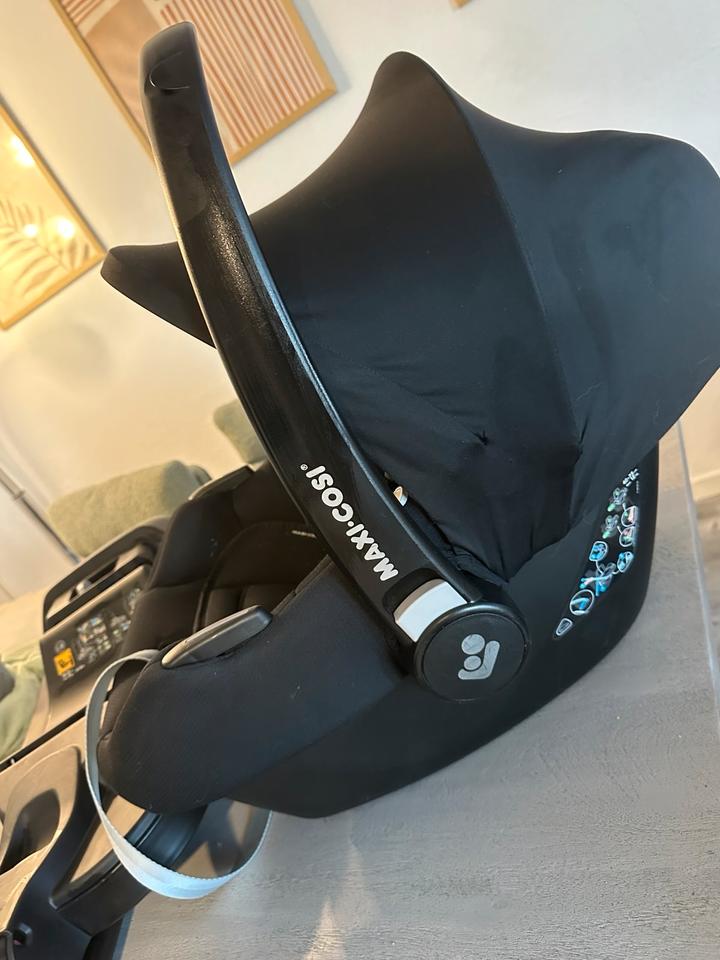 MaxiCosi Babyschale + Isofix Basisstation UNFALLFREI in Flörsheim am Main