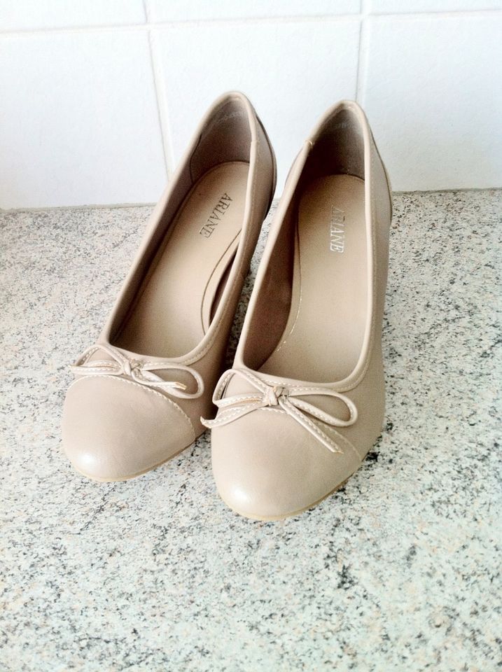 ARIANE  Pumps   beige  Gr.39  NEU! in Bad Driburg