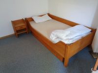 Bett aus massiven Vollholz mit Schublade und Nachtschrank Niedersachsen - Apensen Vorschau