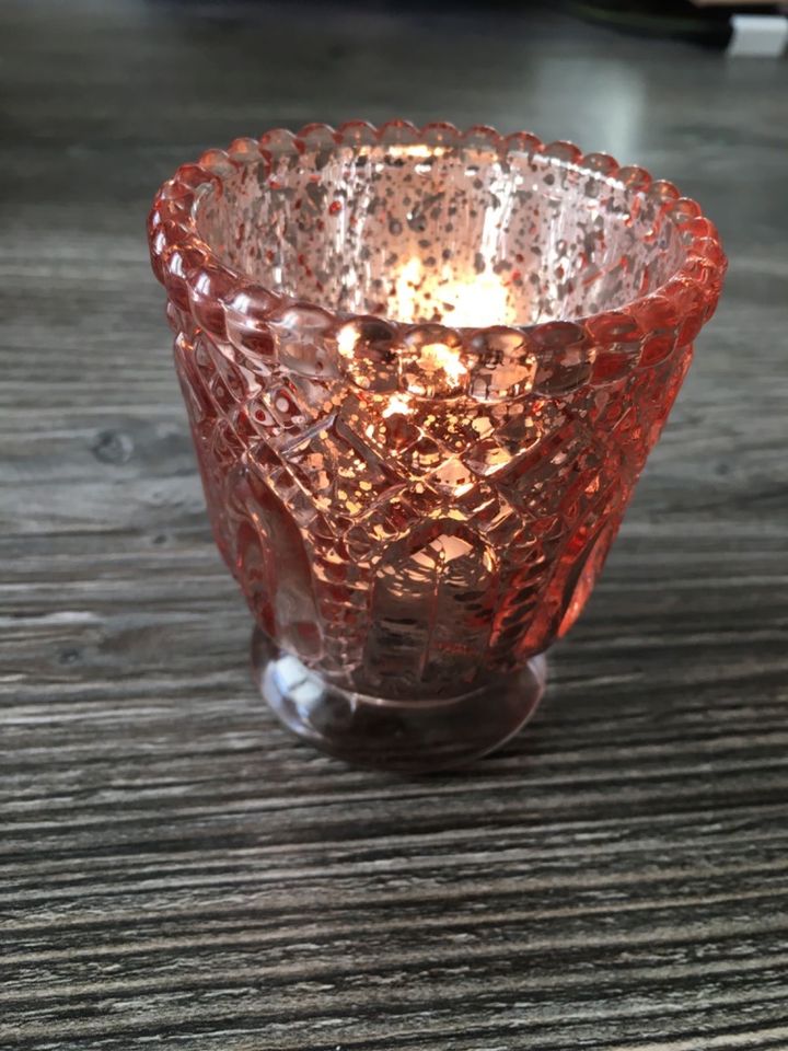 Kleines Windlicht mit Verzierungen Glas rosé silber  neuwertig in Zeulenroda