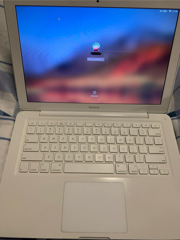 MacBook 13 Zoll 2010  weiß, mit Defektem CD Laufwerk in Erftstadt