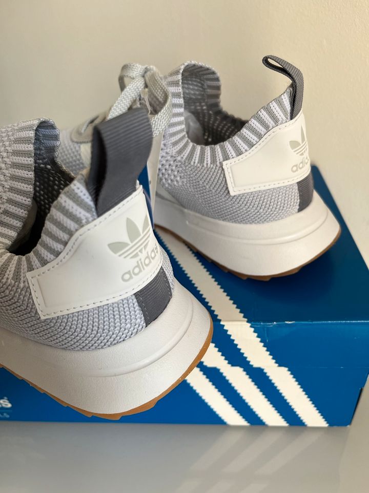 Adidas Originals Damen Sneaker Größe 40 2/3 grau Neu mit Karton in Freiburg im Breisgau