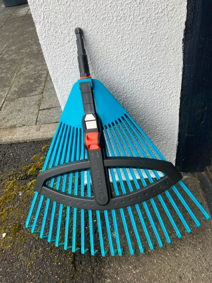 Gardena Gartenwerkzeug Verstellbesen Laubrechen in Eislingen (Fils)