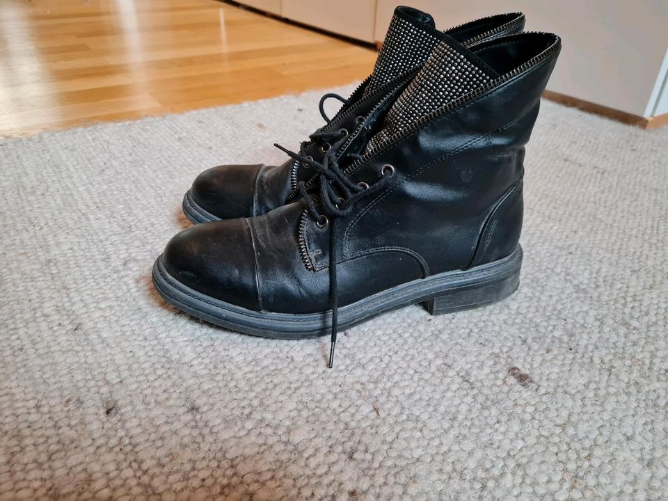 Bata Stiefeletten Boots wie Dr. Martens schwarz Nieten 40 in München