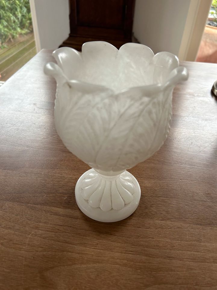 Pokal / Vase aus Alabaster in Angelmodde