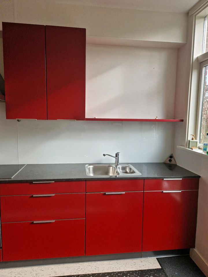 Küche in Rot mit Geräten in Herne