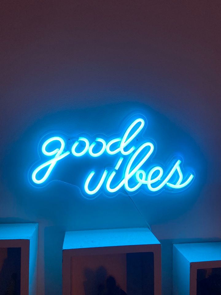 „Good Vibes“ LED Wandleuchte in Frankfurt am Main