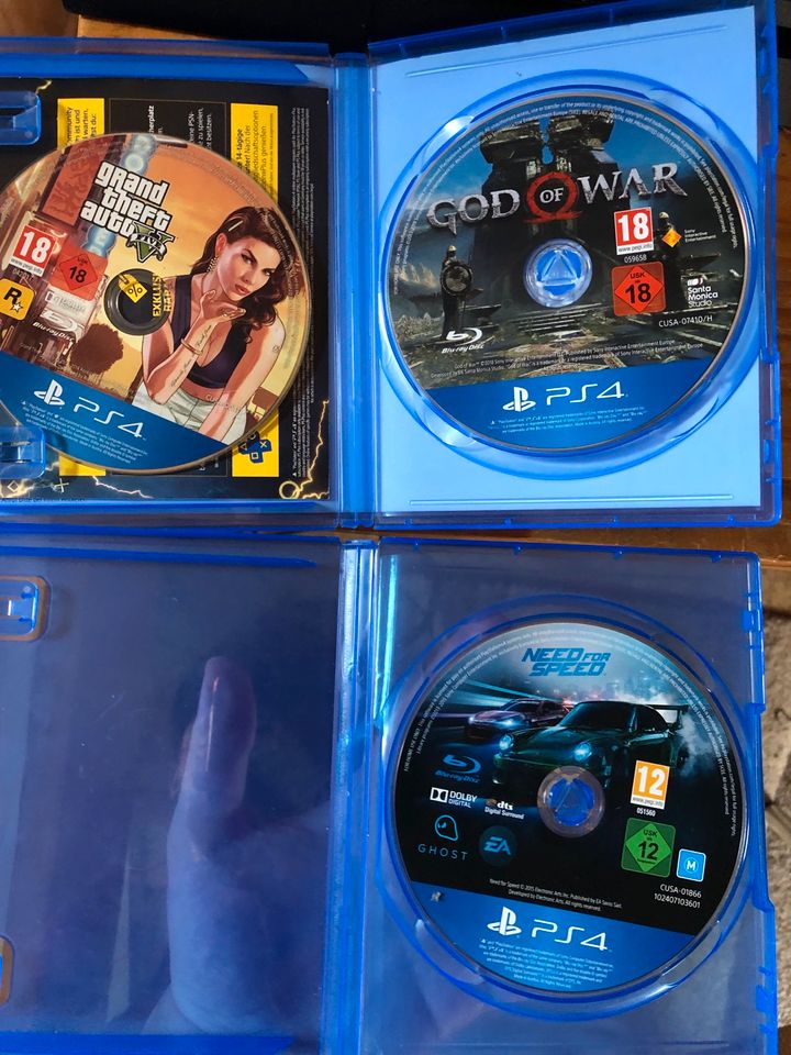 PlayStation 4 mit Controller und drei spiele in Wiehl