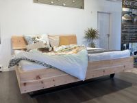 Massivholz • Bett • 200x200 cm • Zirbe • Ausstellungsstück • Nordrhein-Westfalen - Kirchlengern Vorschau