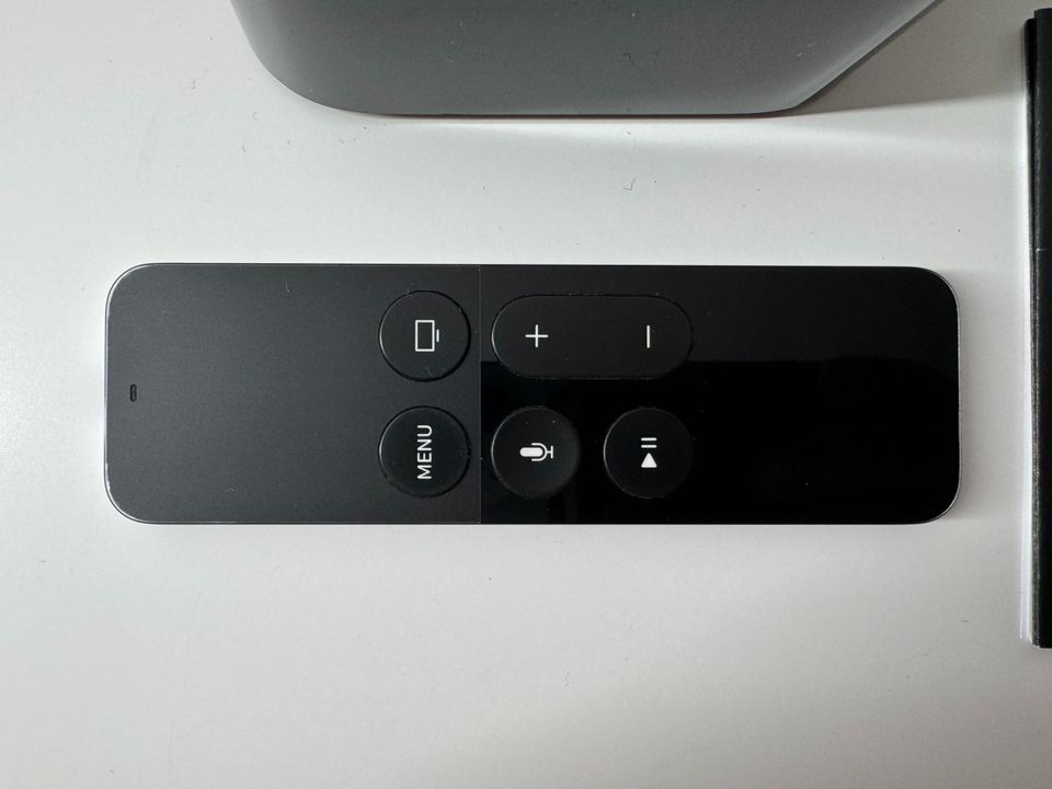 Apple TV 32 GB + Siri Remote 1. Gen • Modell A1625 • TOP in Frankfurt am Main