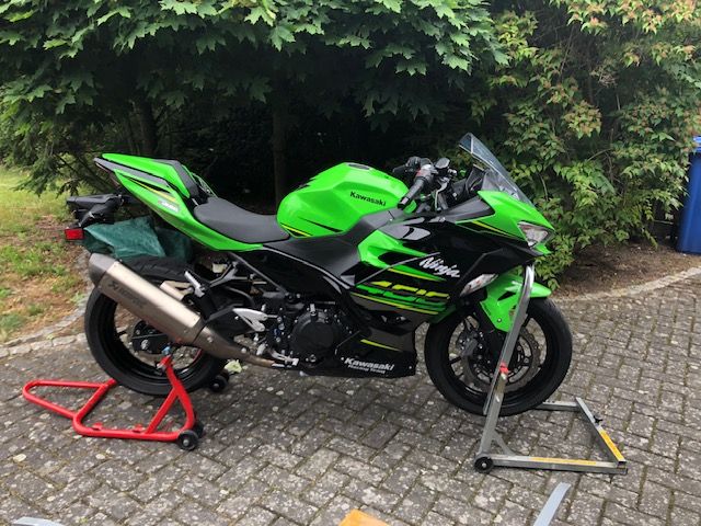 Verkleidungsteile, Stummel, Fußrasten usw. f. Ninja 400 in Weyhausen