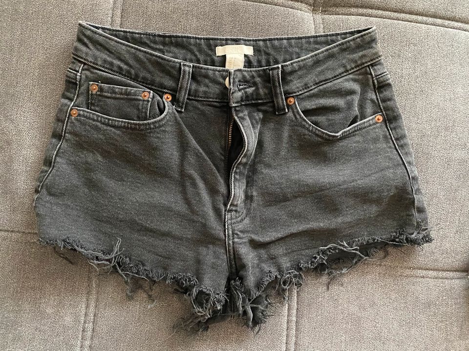 Kleiderpaket Shorts/Röcke Zara H&M 38 in Bremen