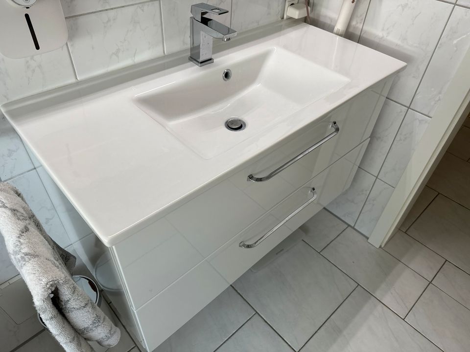 Waschtisch mit Unterschrank und Spiegelschrank Burgbad in Dorsten