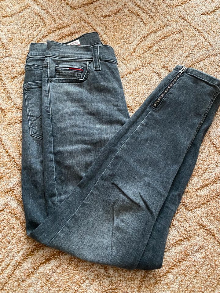 Tommy Jeans Tommy Hilfiger Jeans  skinny Mid Rise waist 25/30 in Bremen