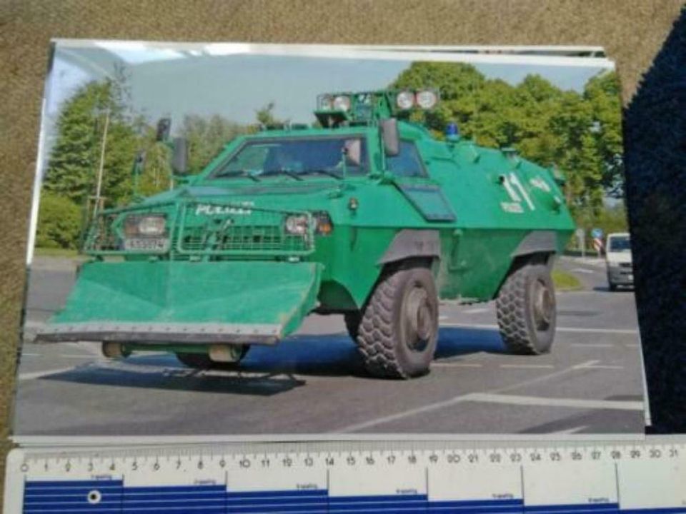 Polizei Mannschaftsbusse Konvoi Blaulicht 20x30 cm Poster Fotos in Hamburg