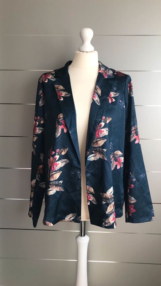 Leichter Blazer / Blusenjacke in marine mit Blumenmuster, Gr. 40 in Schöllkrippen